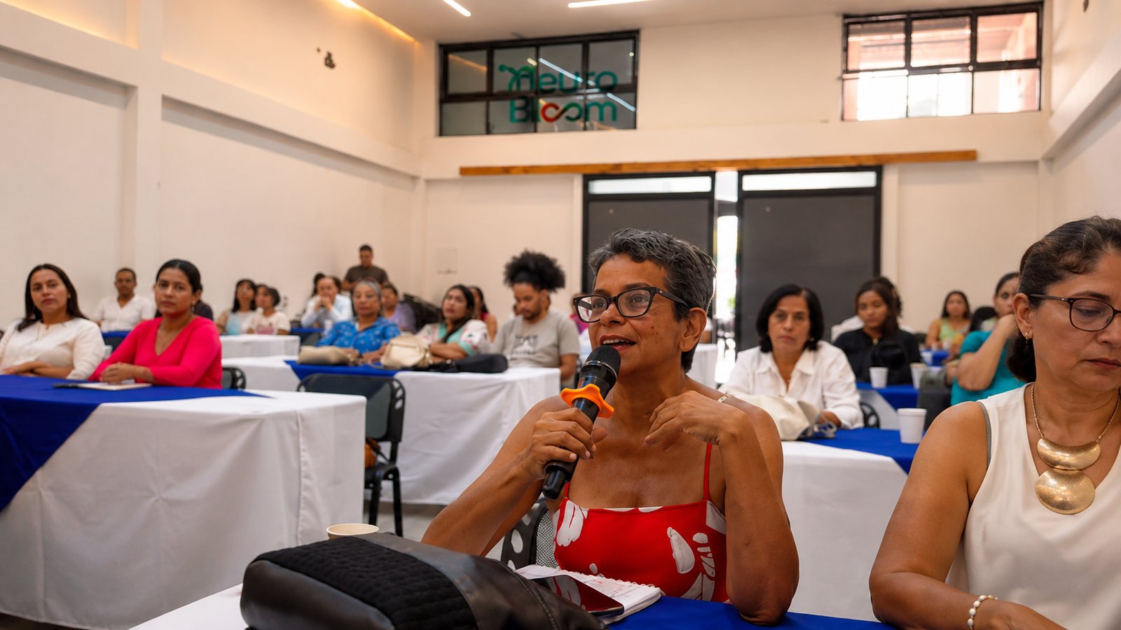 Una participante comparte su experiencia con el micrófono durante la jornada